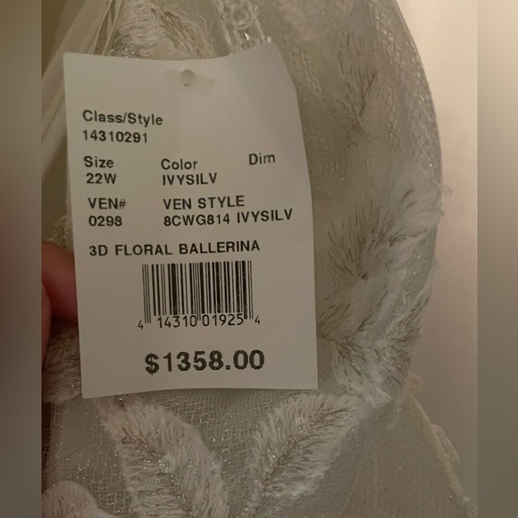 Oleg Cassini 22W Ivory 3D Floral Ballerina  Wedding Dress - Picture 13 of 13